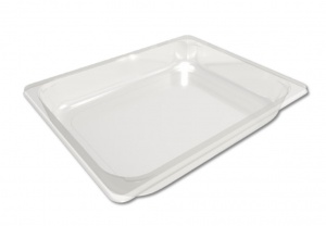 Ceci est un plateau rectangulaire transparent en APET avec un grand compartiment unique, conçu pour offrir une visibilité maximale et une esthétique moderne. La surface lisse et brillante accentue son apparence transparente, le rendant idéal pour mettre en valeur le contenu. Le plateau présente des côtés légèrement inclinés qui se rétrécissent vers un fond plat et encastré, assurant fonctionnalité et facilité d'utilisation. Le rebord large est élégant et comprend des coins arrondis, garantissant l'intégrité structurelle et la facilité de manipulation. La transparence du plateau lui donne une apparence propre et minimaliste, sans gravures ni marquages visibles pour préserver son design épuré.